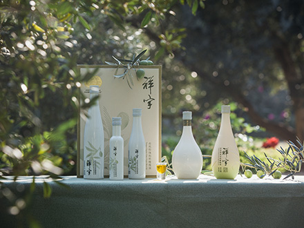 祥宇特級(jí)初榨橄欖油，純手工采摘、精選優(yōu)質(zhì)油橄欖鮮果，用意大利貝亞雷斯全自動(dòng)設(shè)備物理冷榨工藝，在鮮果采摘后8小時(shí)內(nèi)限時(shí)鮮榨而成。