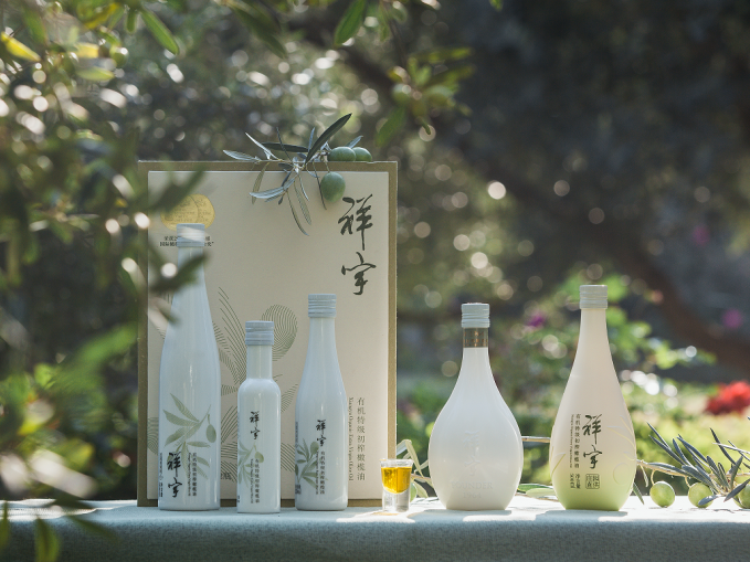 知源頭更放心甘肅隴南國(guó)際油橄欖協(xié)會(huì)IOC認(rèn)定中國(guó)油橄欖一我，是一瓶橄欖油，人們賦..